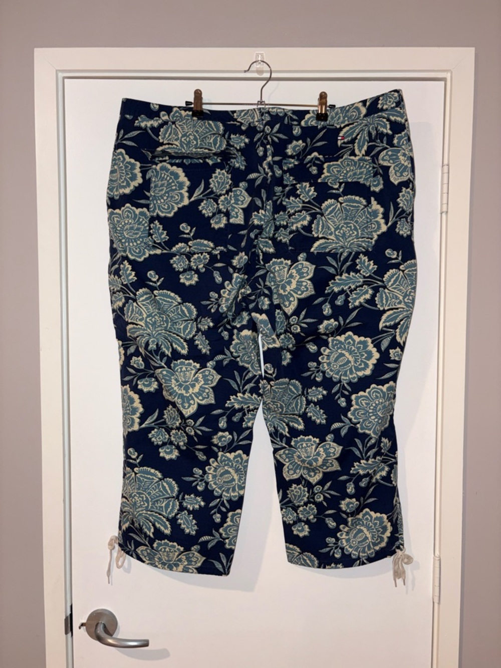 Tommy Hilfiger Floral Crop Pattern Pants - Picture 6 of 8